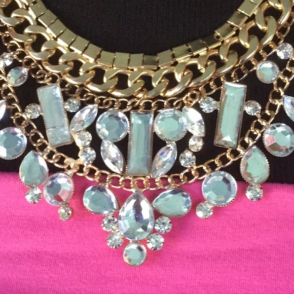 💖💎 Clear Rhinestone & Gold colored Bib Statement Necklace  🌸GUC🌸  💎💖 - Picture 8 of 16